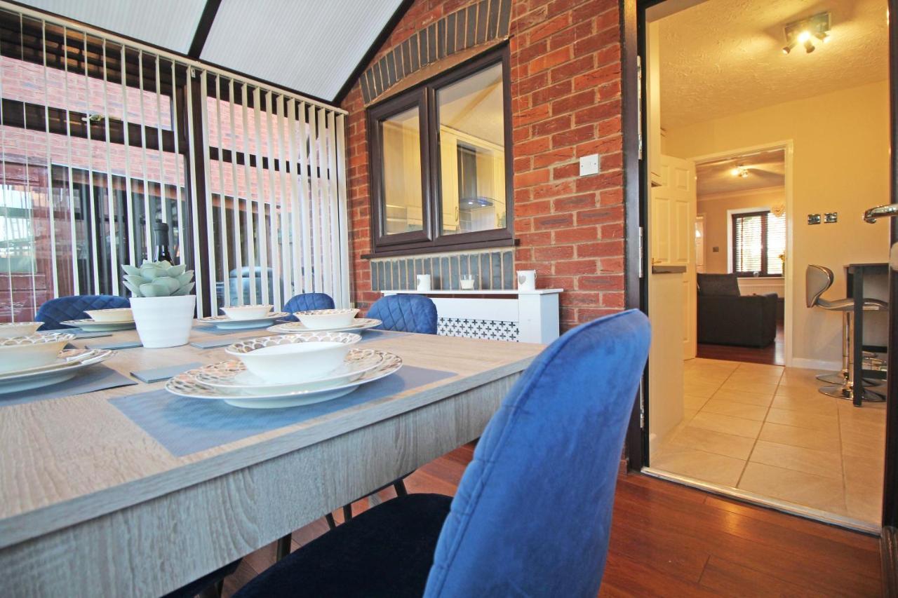 The Barwoods - Modern Spacious Home In Chester - Parking Exterior photo